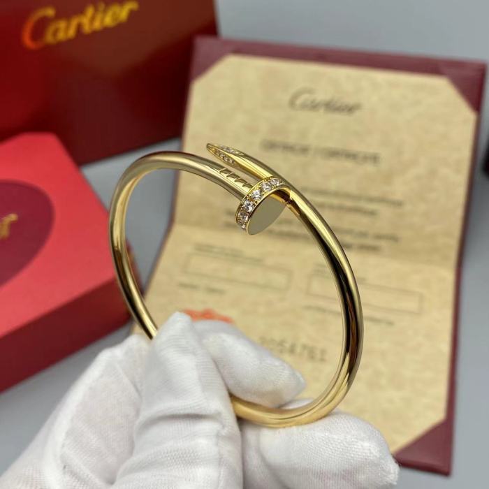 Large nail bracelet with diamond