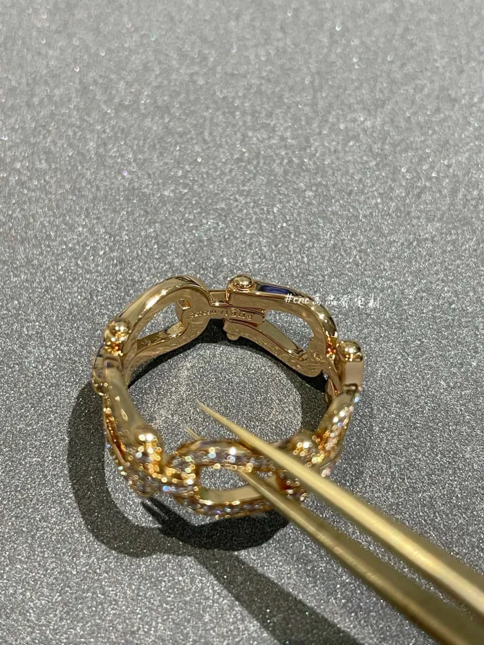 Horseshoe ring