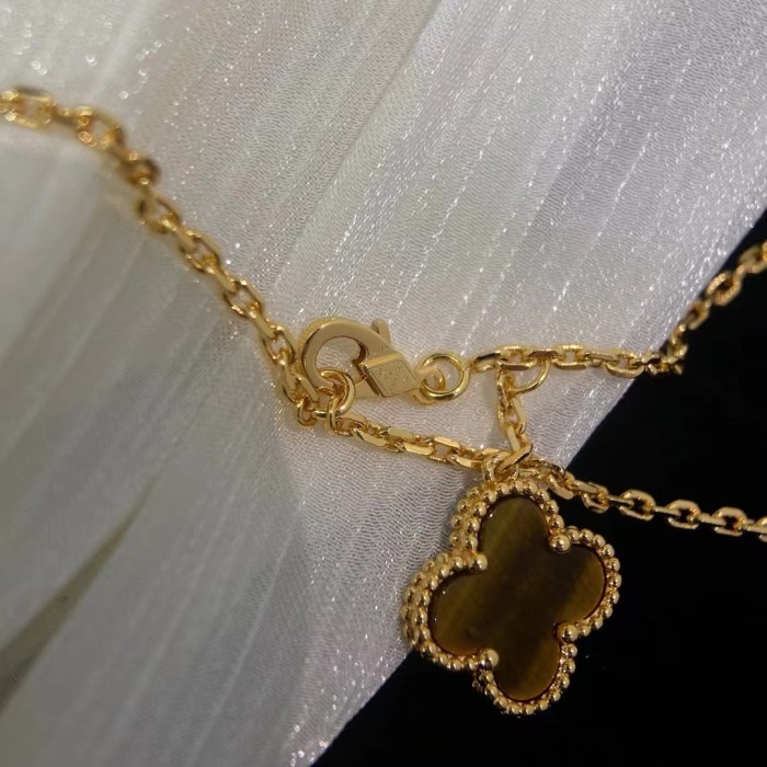 Four Leaf Grass Irregular Necklace