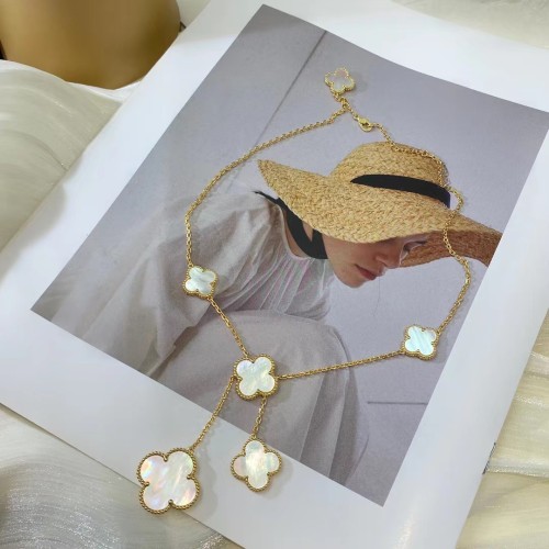 Four Leaf Grass Irregular Necklace