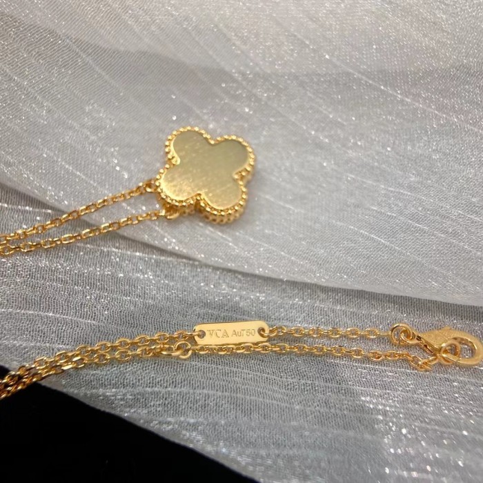 Clover necklace agate v gold material