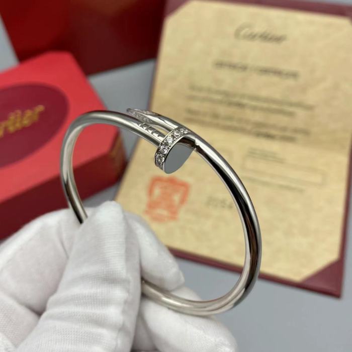 Tricolor nail bracelet with diamond