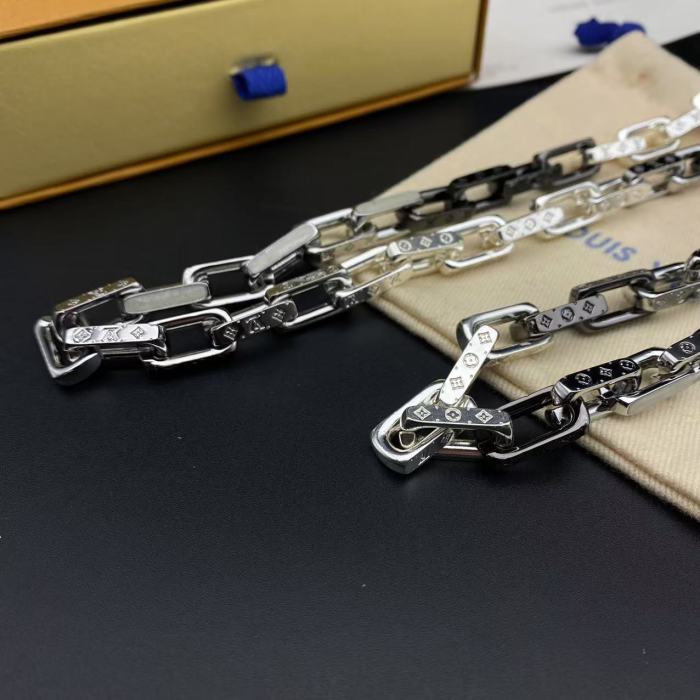 Logo engraved chain bracelet