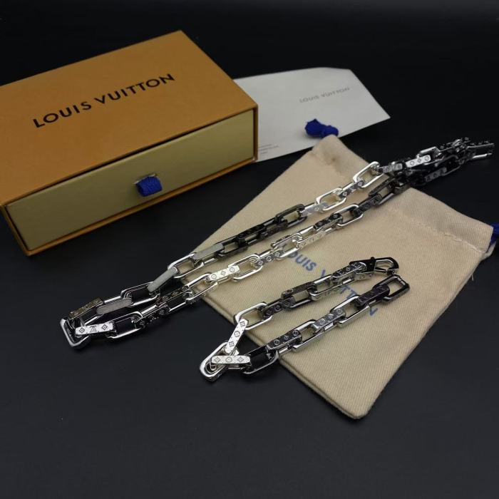 Logo engraved chain bracelet