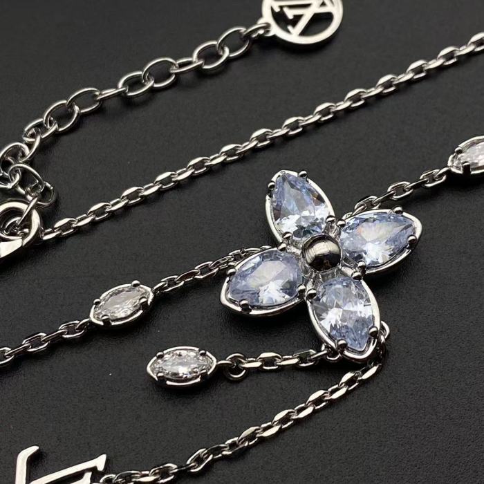 Two tone diamond inlaid flower necklace