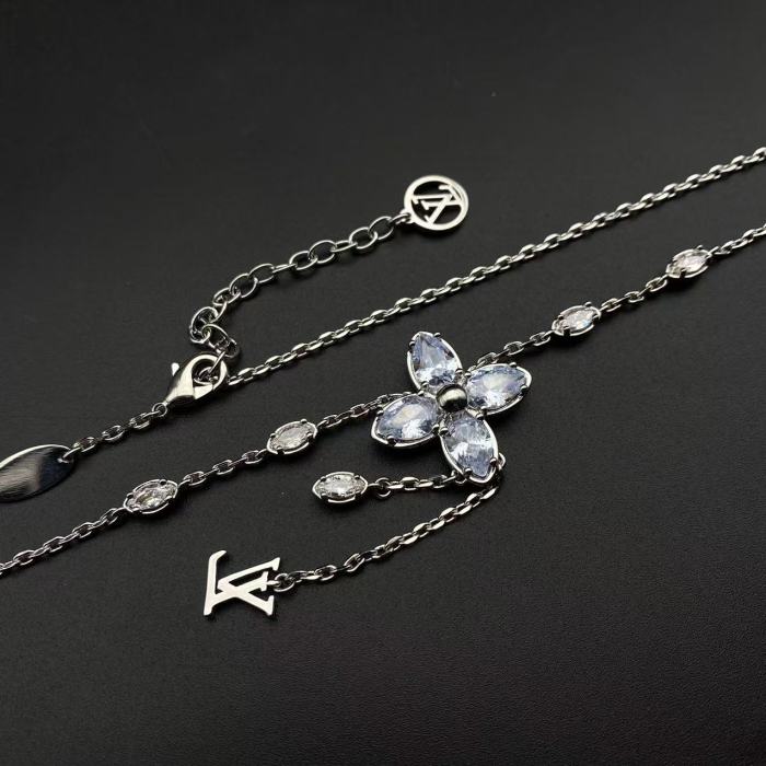 Two tone diamond inlaid flower necklace