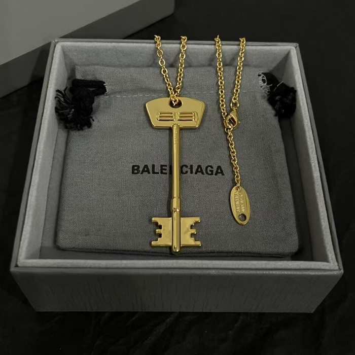 Key pendant necklace