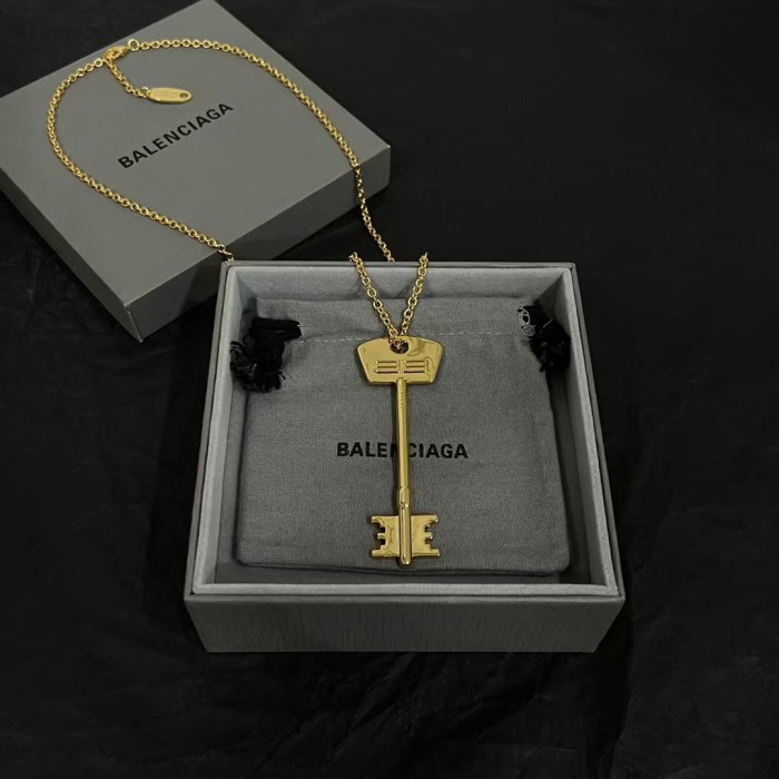 Key pendant necklace