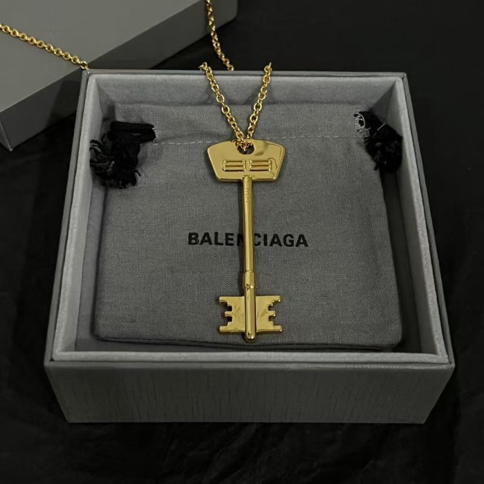 Key pendant necklace