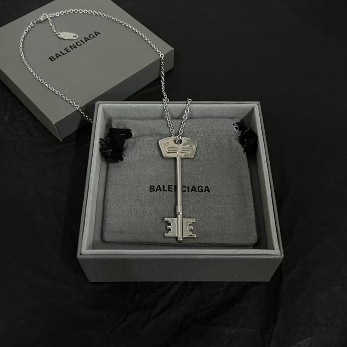 Key pendant necklace