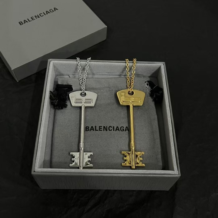Key pendant necklace