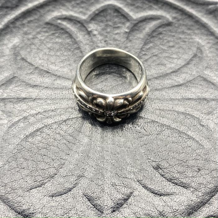 Medium size keeper ring with diamond