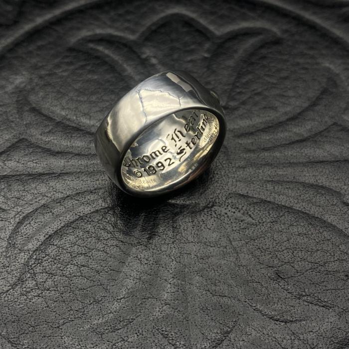 Medium size keeper ring with diamond