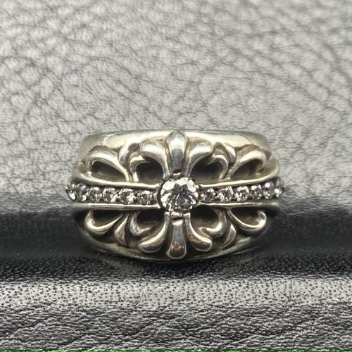 Medium size keeper ring with diamond