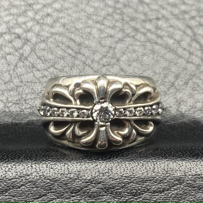 Medium size keeper ring with diamond