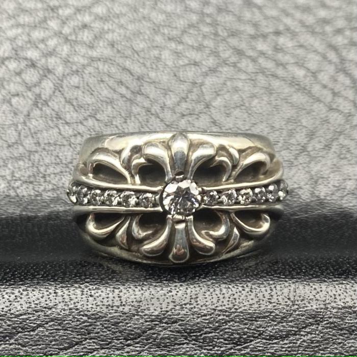 Medium size keeper ring with diamond