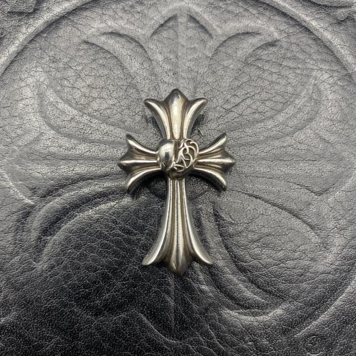 Medium sized heart-shaped cross pendant