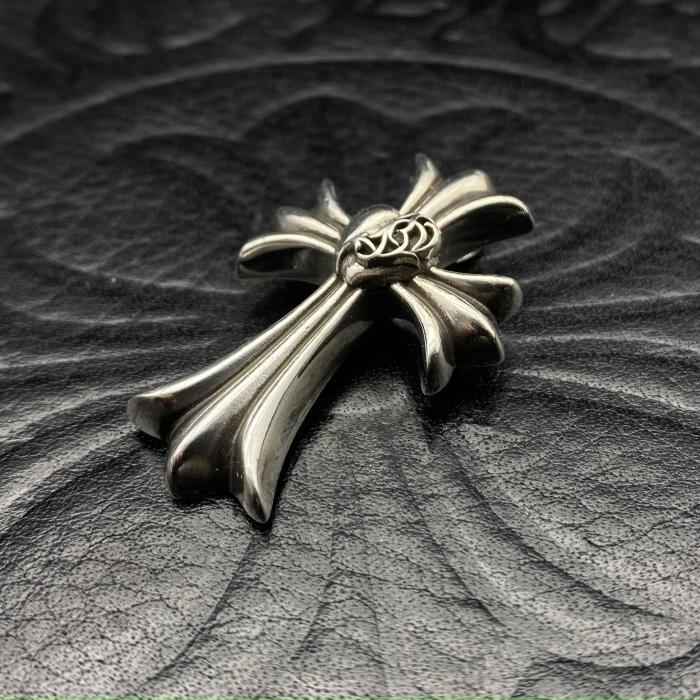 Medium sized heart-shaped cross pendant