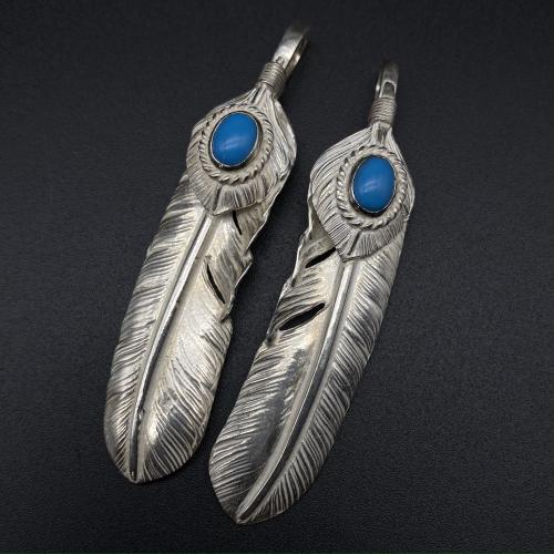 Turquoise pigment feather