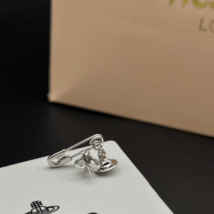 Pin three-dimensional Saturn earrings