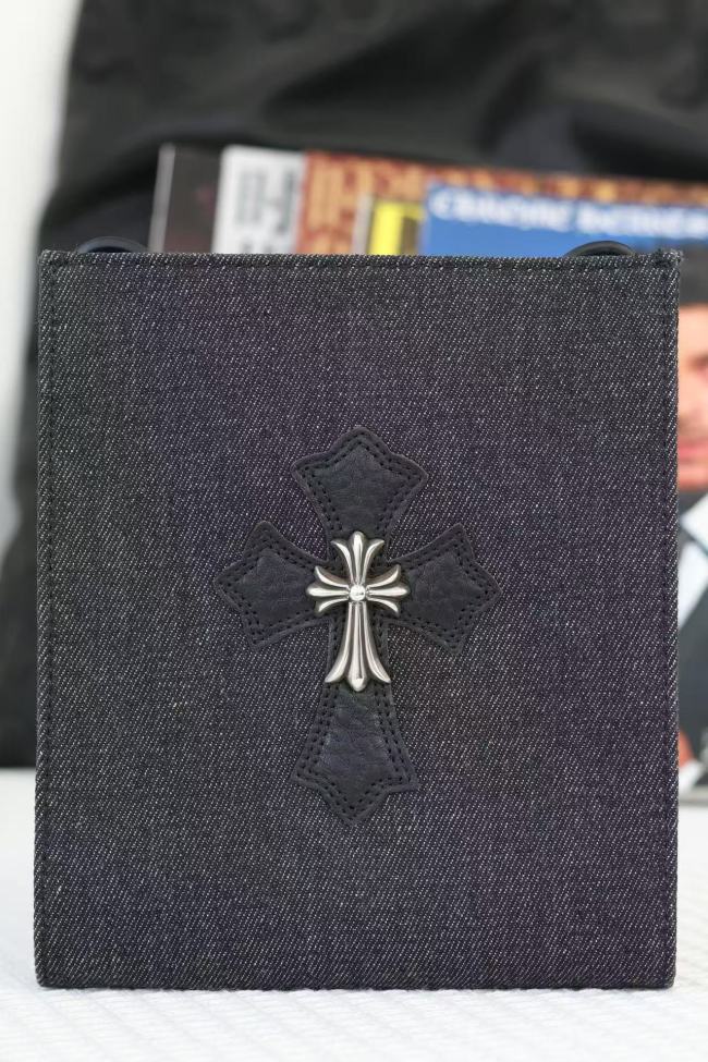 Cloth silver buckle cross tote bag