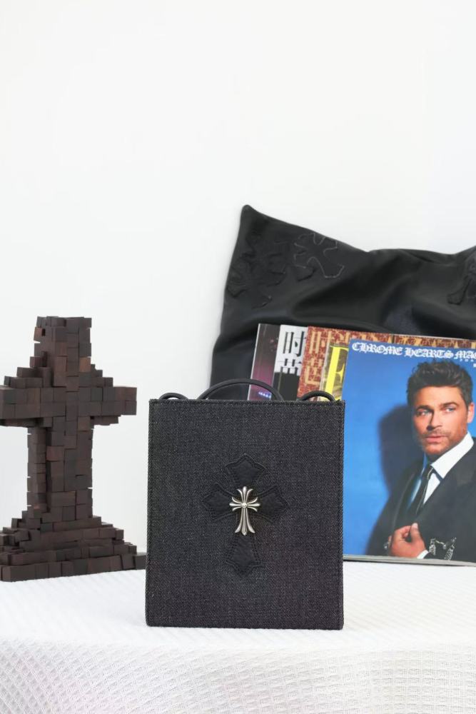 Cloth silver buckle cross tote bag