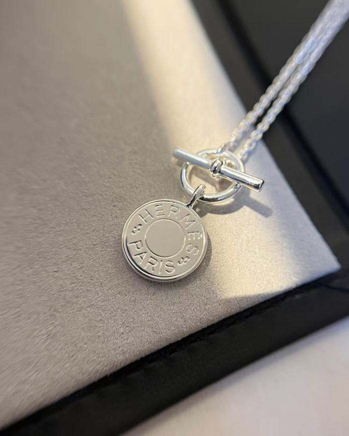 clou de selle necklace