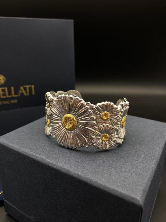 Wide daisy bracelet