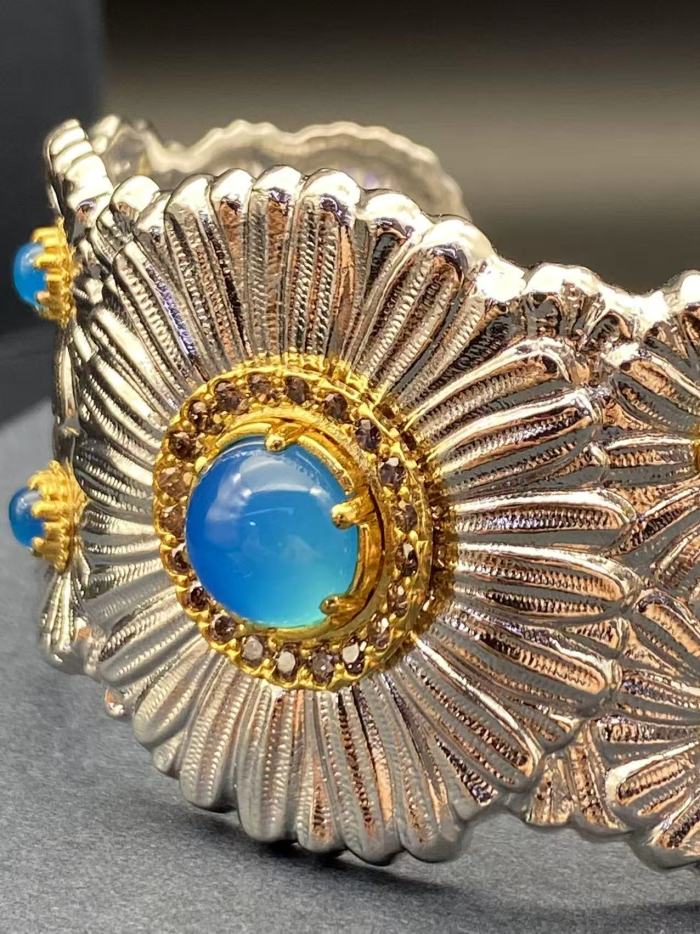 Wide daisy bracelet