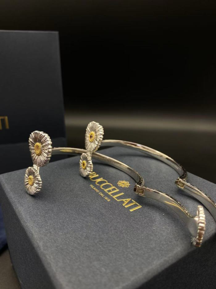 Three flower bracelet