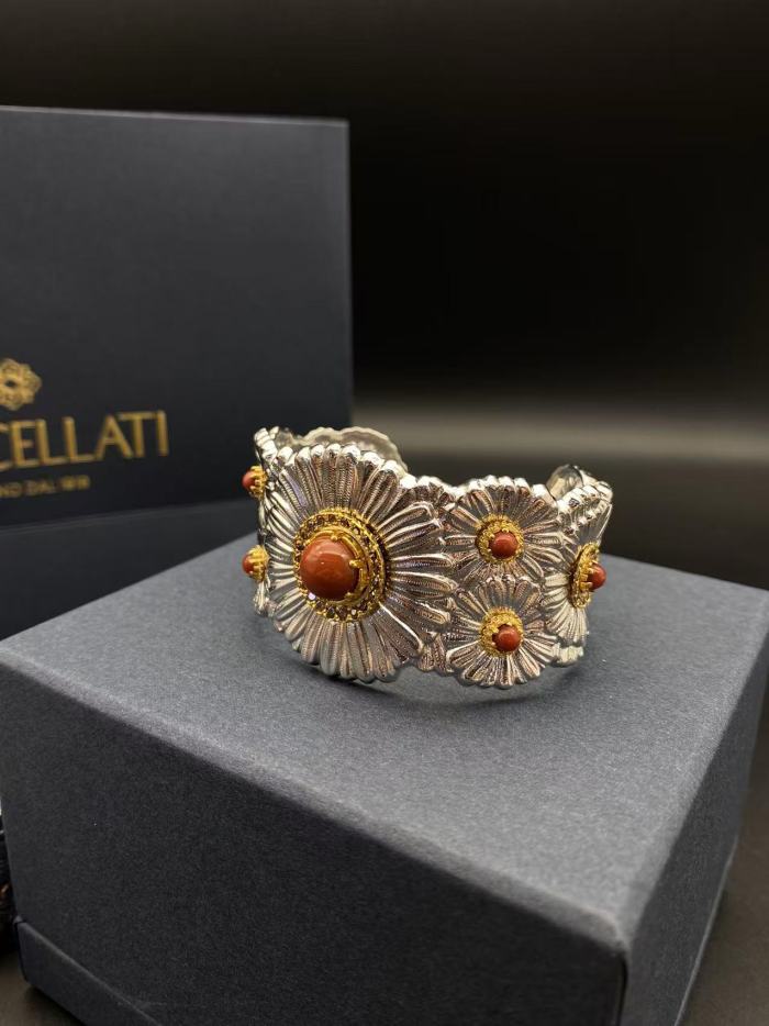 Wide daisy bracelet