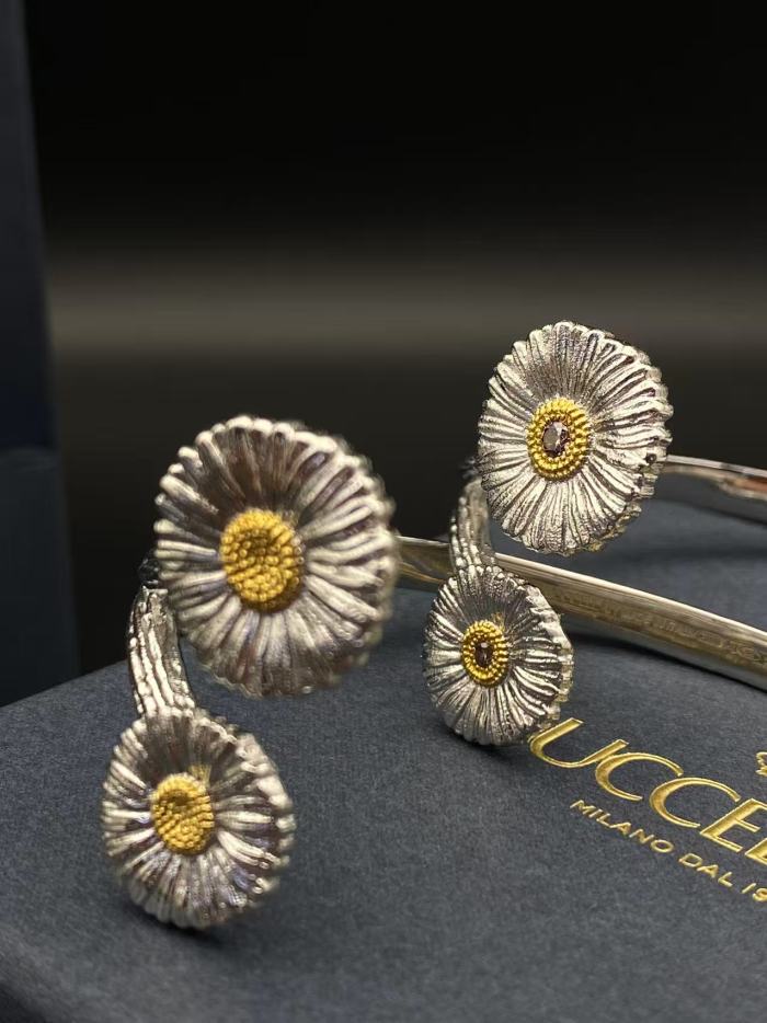 Three flower bracelet