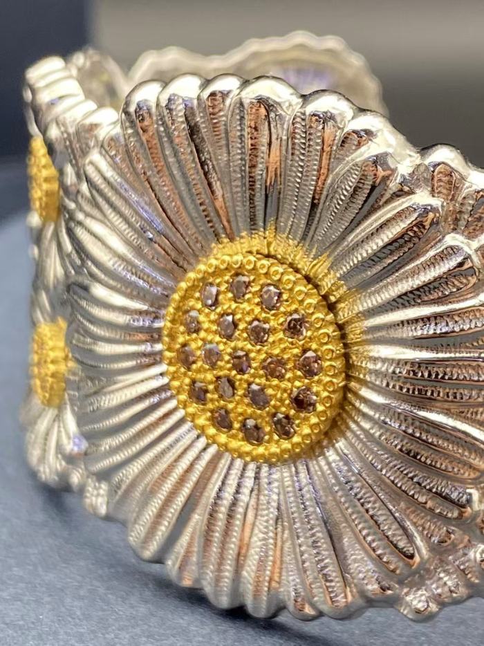 Wide daisy bracelet
