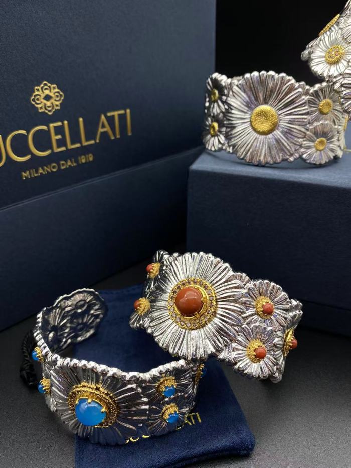 Wide daisy bracelet