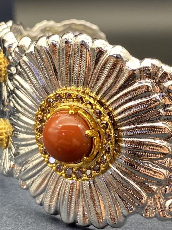 Wide daisy bracelet