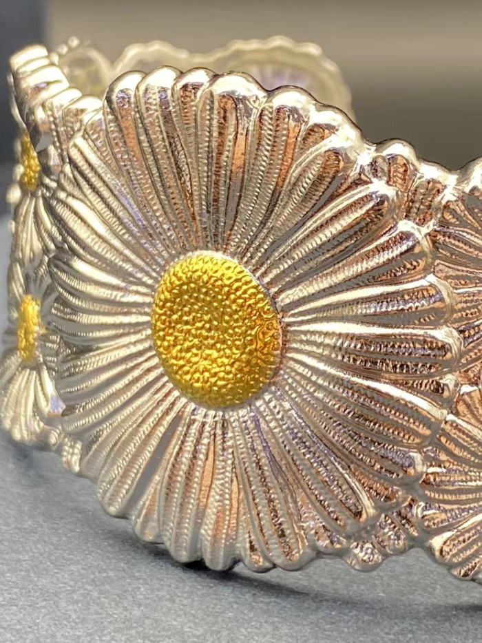 Wide daisy bracelet