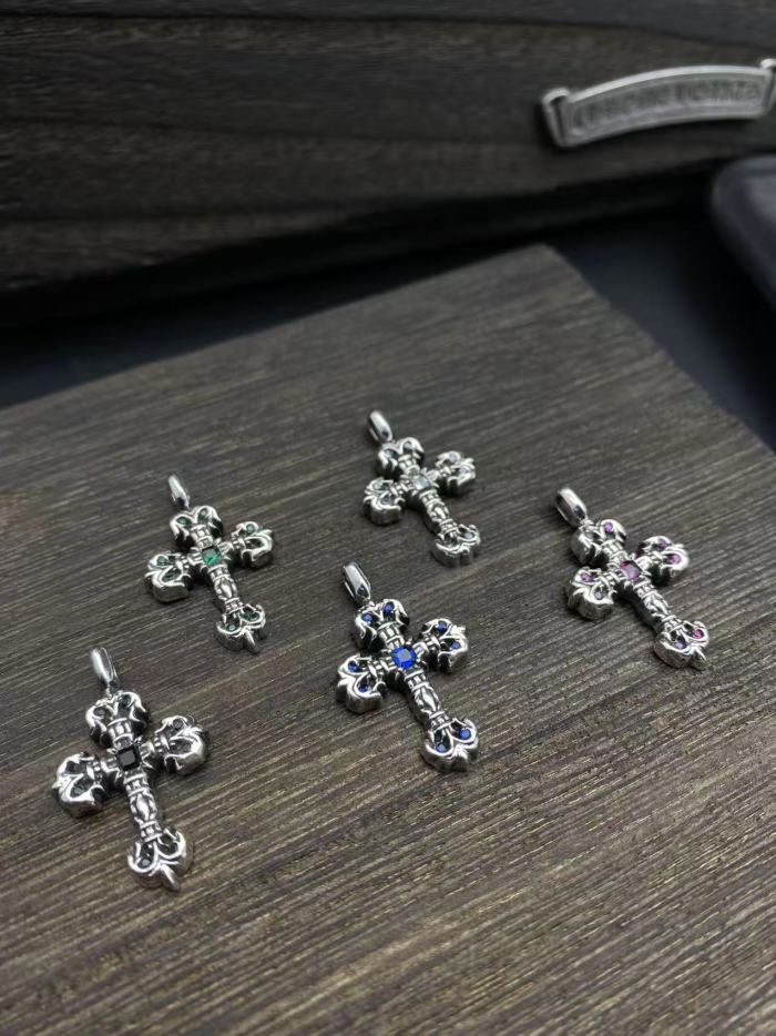 Small flame pendant with diamond