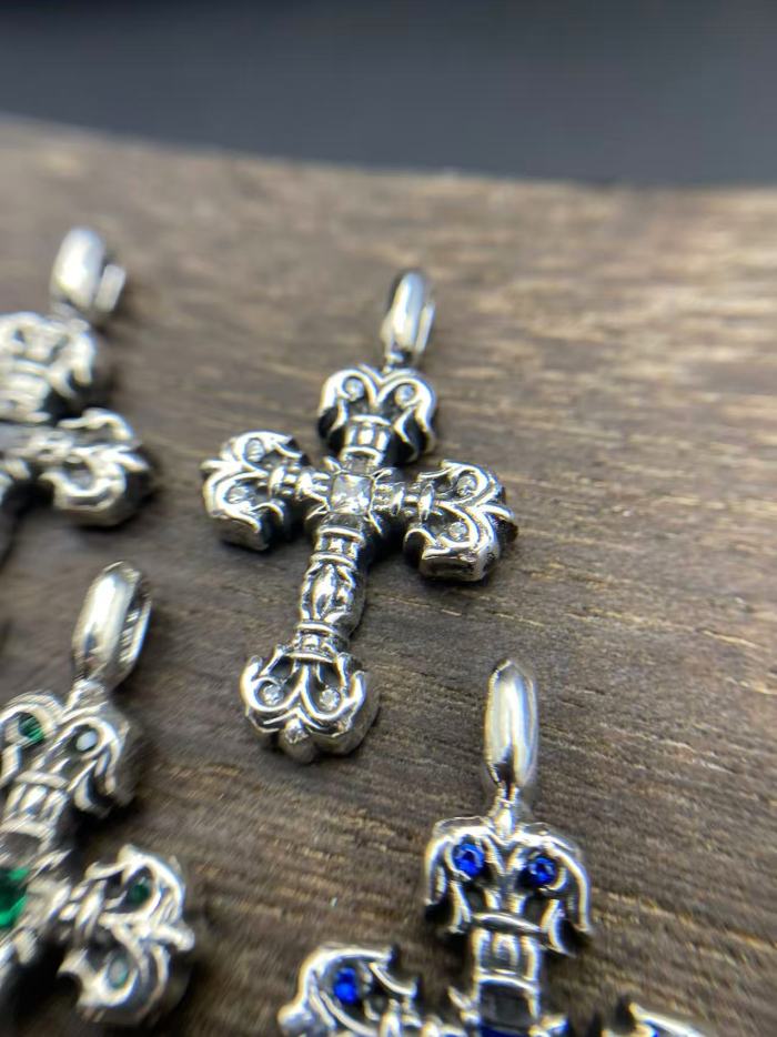 Small flame pendant with diamond