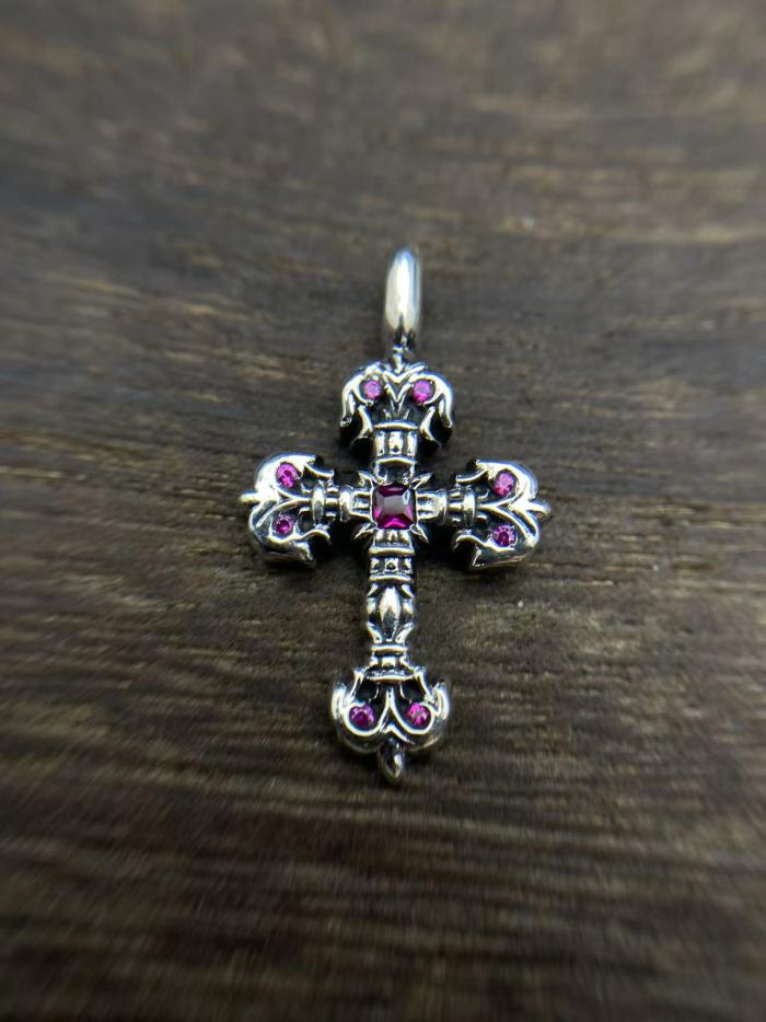 Small flame pendant with diamond