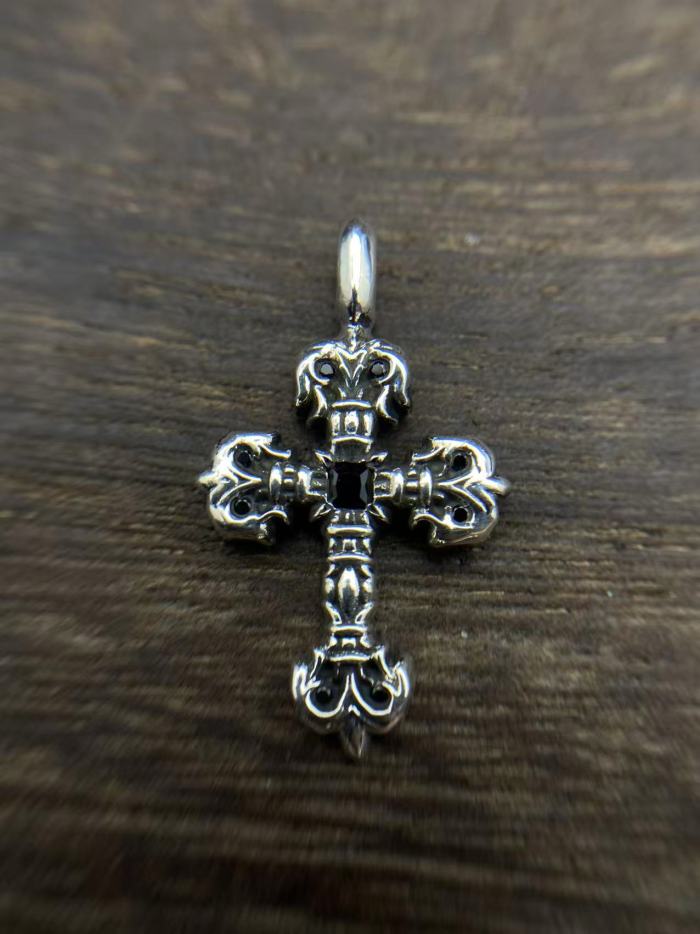 Small flame pendant with diamond