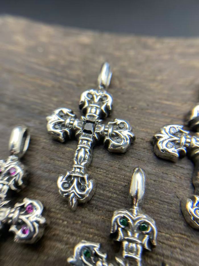 Small flame pendant with diamond