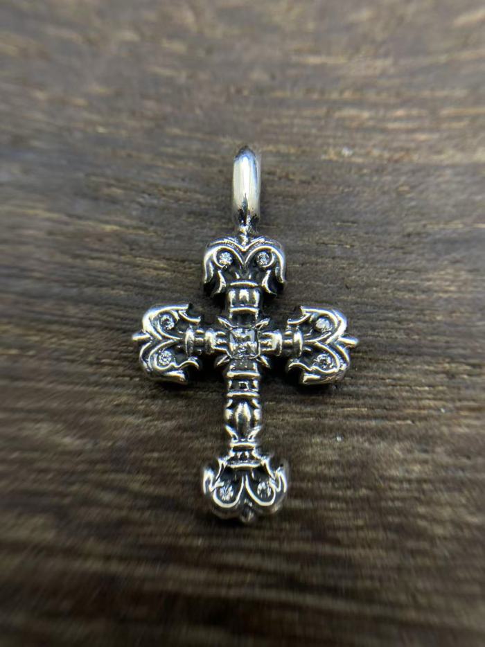 Small flame pendant with diamond