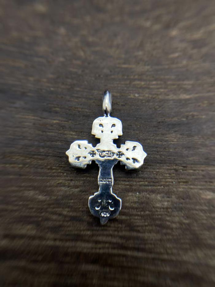 Small flame pendant with diamond