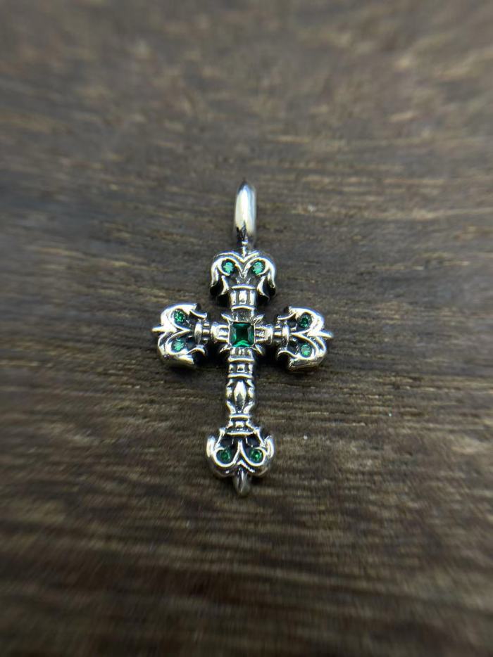 Small flame pendant with diamond