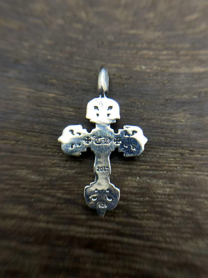 Small flame pendant with diamond