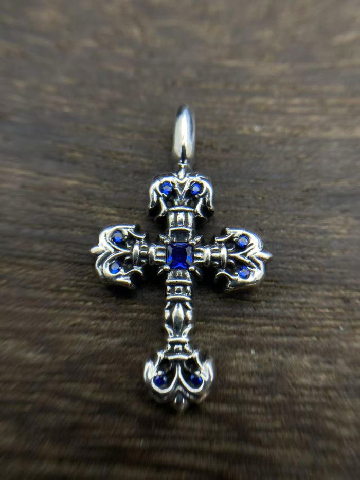 Small flame pendant with diamond
