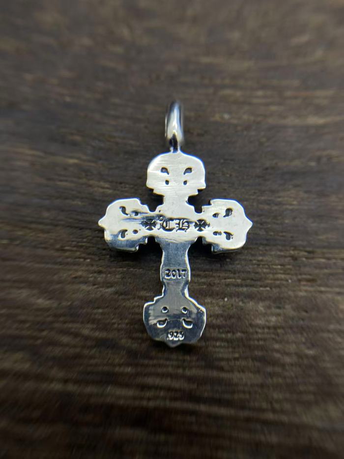 Small flame pendant with diamond
