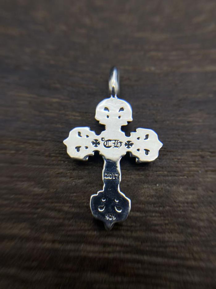 Small flame pendant with diamond