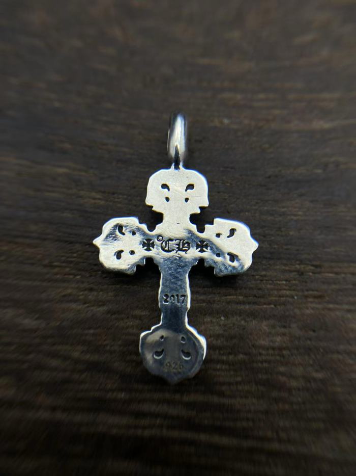 Small flame pendant with diamond